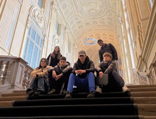 Dentro il silenzio della donna in blu: La visita di Spazio LABS a Palazzo Madama tra arte e racconto